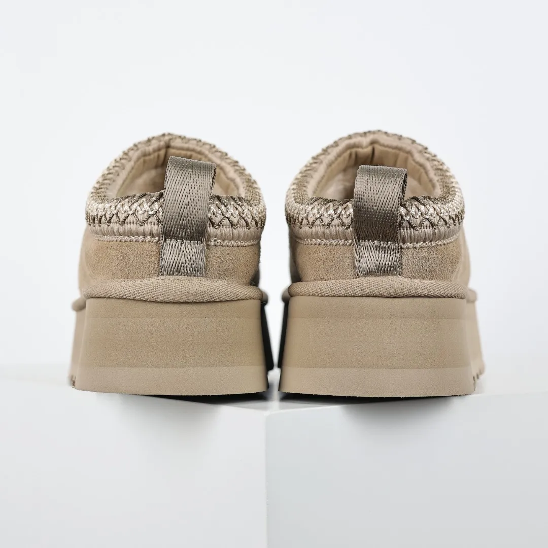 Pick up locally 💰540, the core recommendation is good price UGG Tazz series, rapeseed color half-flops, Xiaohongshu hot style, Henan Longfeng leather production, sheepskin and wool integration, top quality in the market, upper waterproof material, 2-3 cm cashmere insole, keeping warm in winter, suitable for home use. In the new year, uug has launched a style series, which is partially geared towards the preferences of young consumers. It has also been at the forefront of fashion trends. Shoe body material, water-repellent coated suede upper 17mm UGGPURE™ implanted wool insole Lightweight non-slip comfortable rubber outsole With brand LOGO Trademark Comes with full packaging Size: 35 36 37 38 39 40